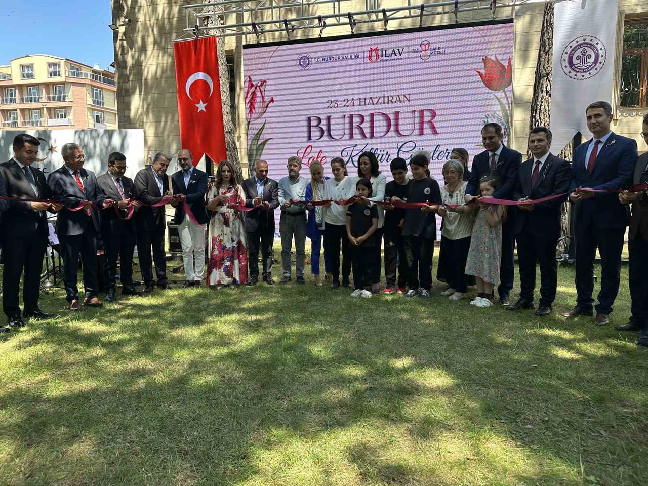 BURDUR'DA LALE KÜLTÜR GÜNLERİ ÇERÇEVESİNDE DÜZENLENEN KARMA LALE SERGİSİ, SANATSEVERLER TARAFINDAN...
