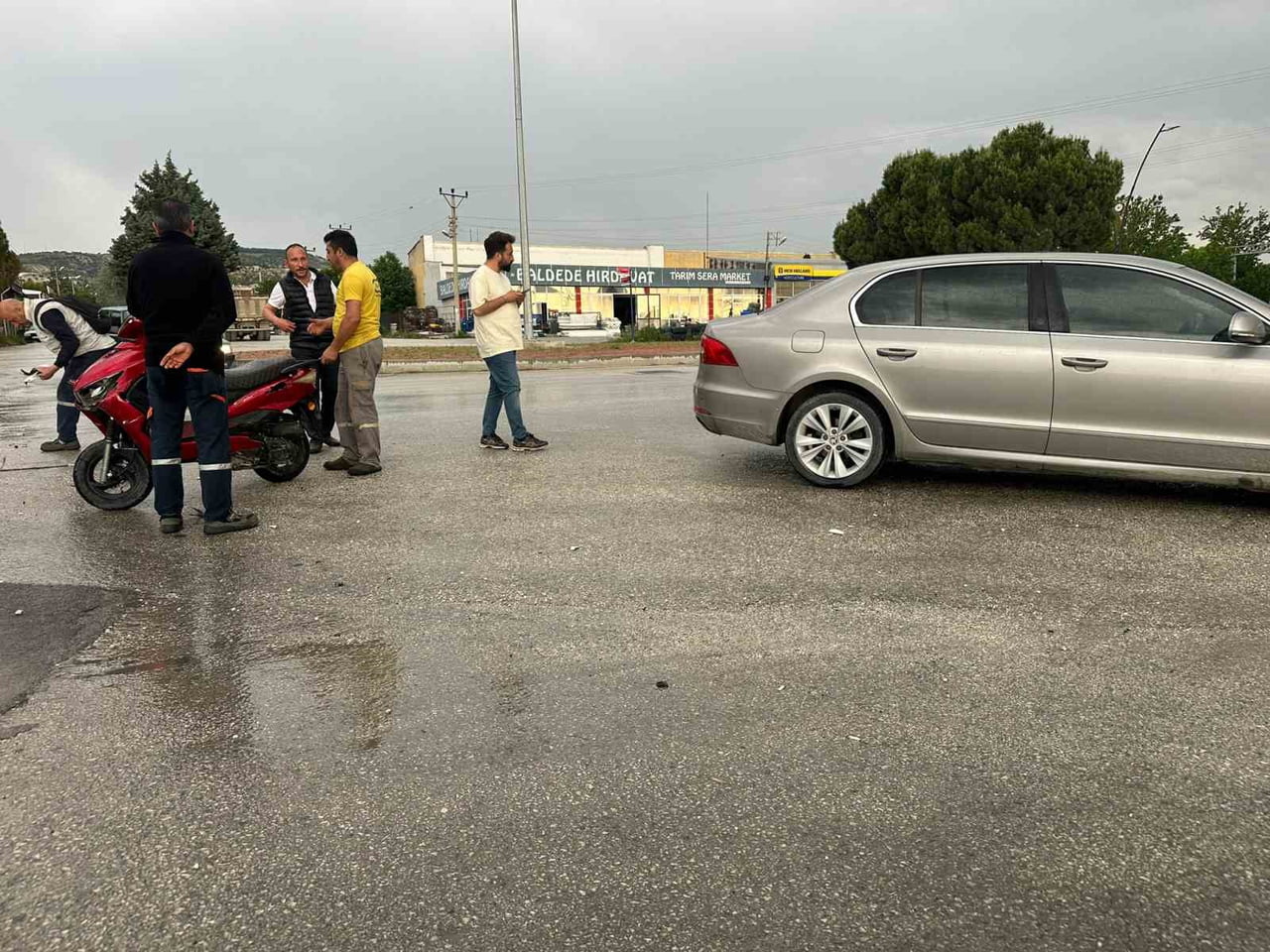 BURDUR'DA MOTOSİKLET İLE OTOMOBİLİ ÇARPIŞMASI SONUCU MEYDANA GELEN TRAFİK KAZASINDA MOTOSİKLET...