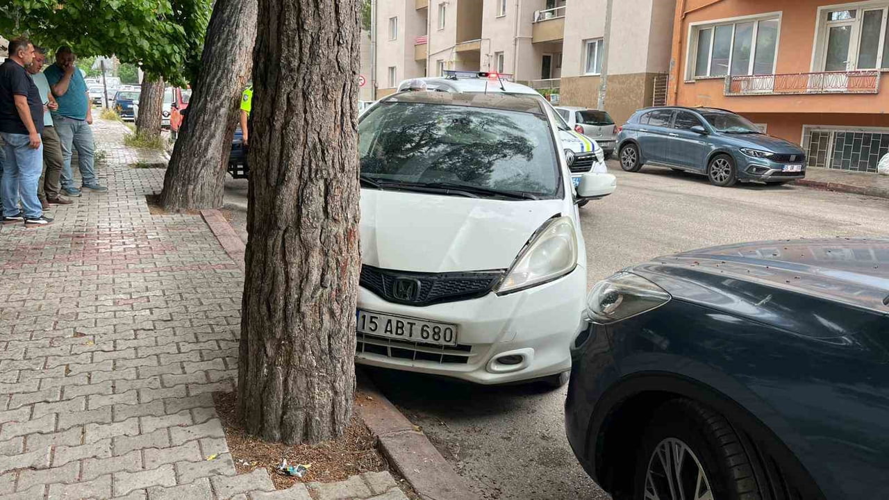 BURDUR'DA OTOMOBİL AĞACA ÇARPMASI SONUCU MEYDANA GELEN TRAFİK KAZASINDA 1 KİŞİ YARALANDI.