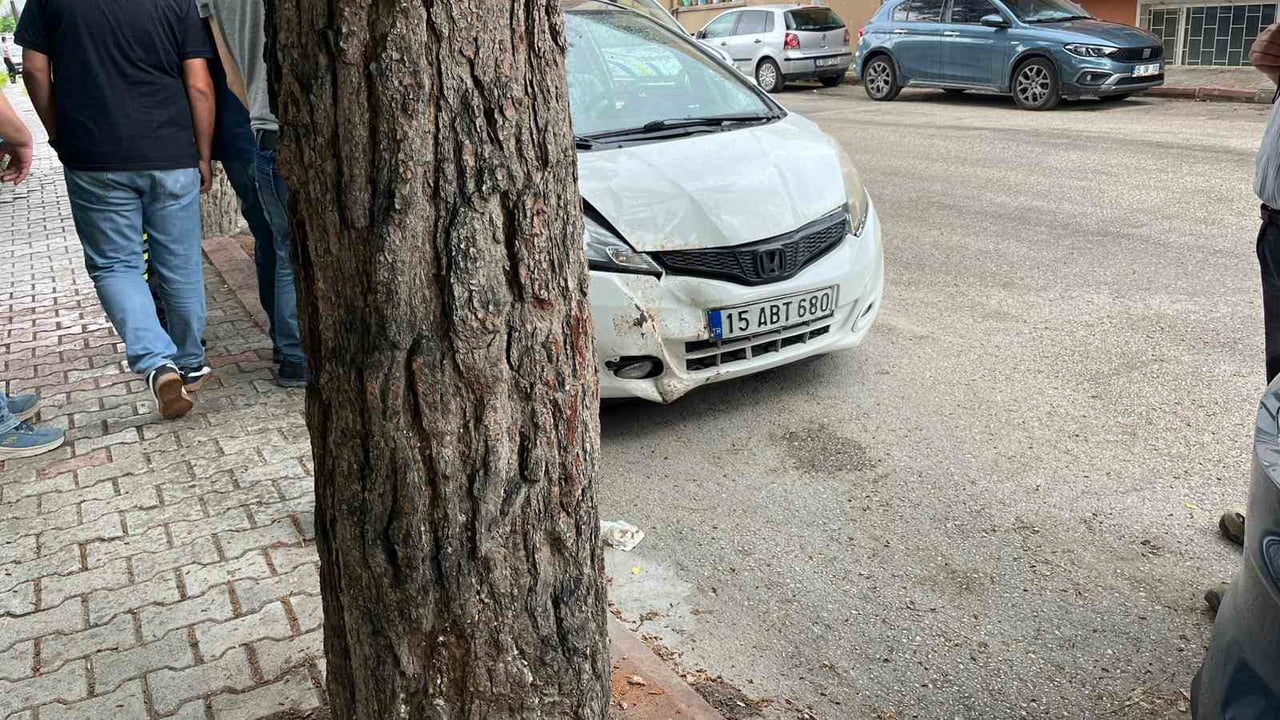 BURDUR'DA OTOMOBİL AĞACA ÇARPMASI SONUCU MEYDANA GELEN TRAFİK KAZASINDA 1 KİŞİ YARALANDI.