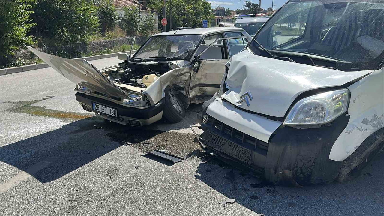 BURDUR'DA OTOMOBİL İLE HAFİF TİCARİ ARACIN ÇARPIŞMASI SONUCU MEYDANA GELEN TRAFİK KAZASINDA 5 KİŞİ...