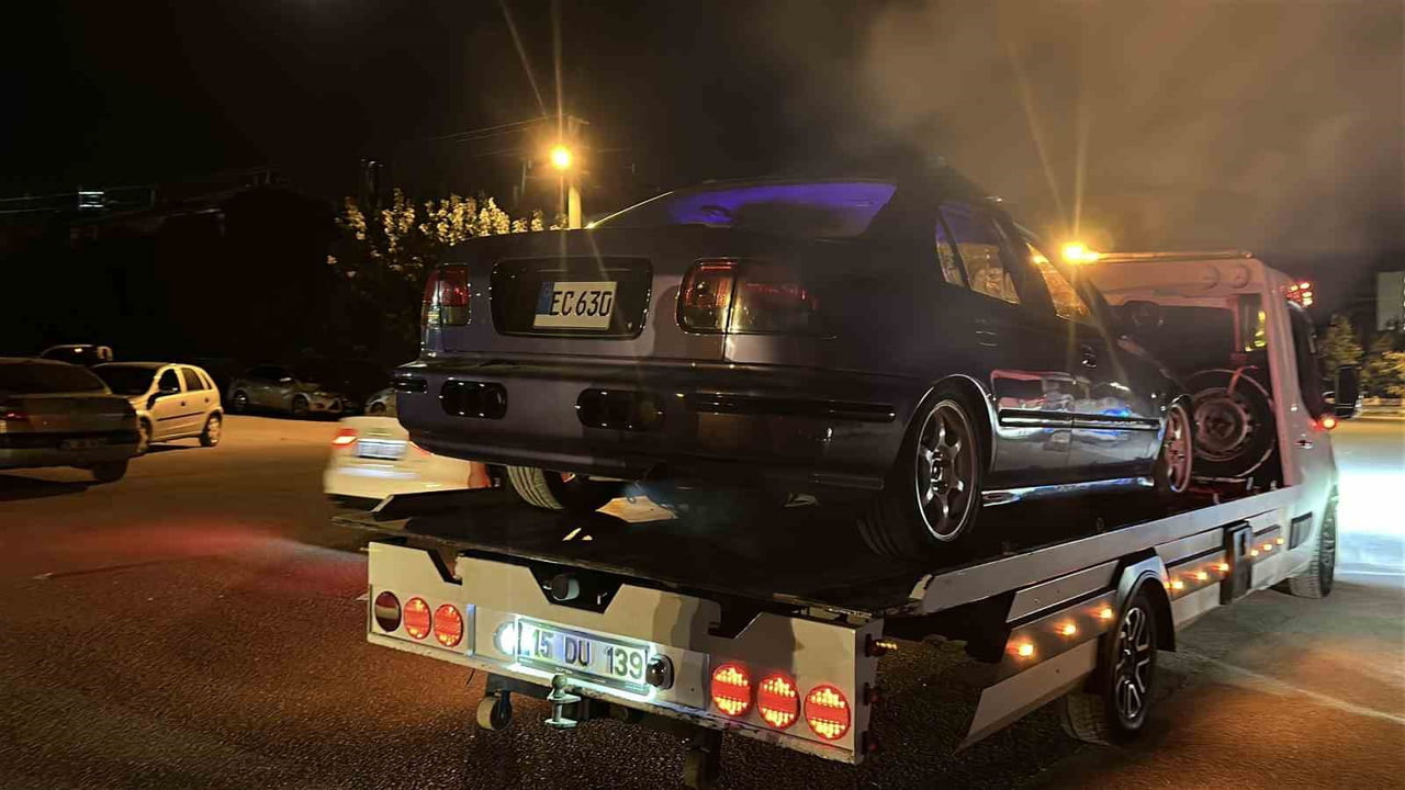 BURDUR'DA POLİS EKİPLERİNCE ÇEVREYE RAHATSIZLIK VEREN ARAÇLARA YÖNELİK GERÇEKLEŞTİRİLEN RUTİN...