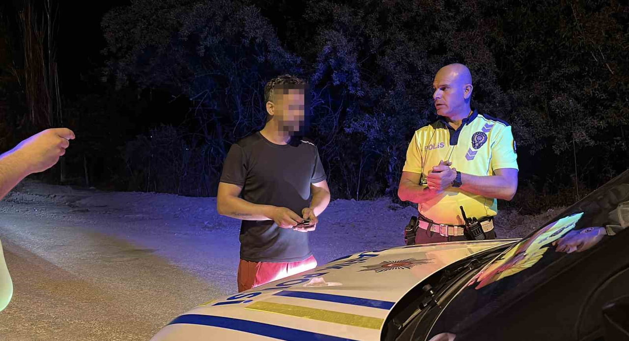 BURDUR'DA POLİS UYGULAMA NOKTASINI GÖRDÜKTEN SONRA ARACINI YOL KENARINA PARK EDEN SÜRÜCÜ...