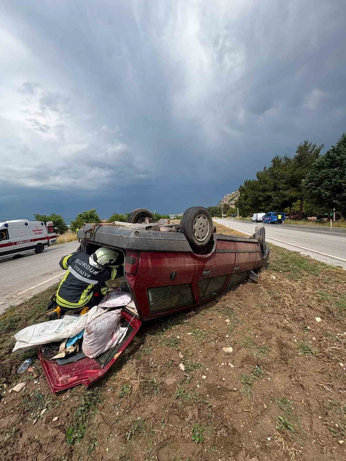 BURDUR'DA SÜRÜCÜSÜNÜN DİREKSİYON HAKİMİYETİNİ KAYBETMESİ SONUCU OTOMOBİLİN TAKLA ATTIĞI KAZADA 2...