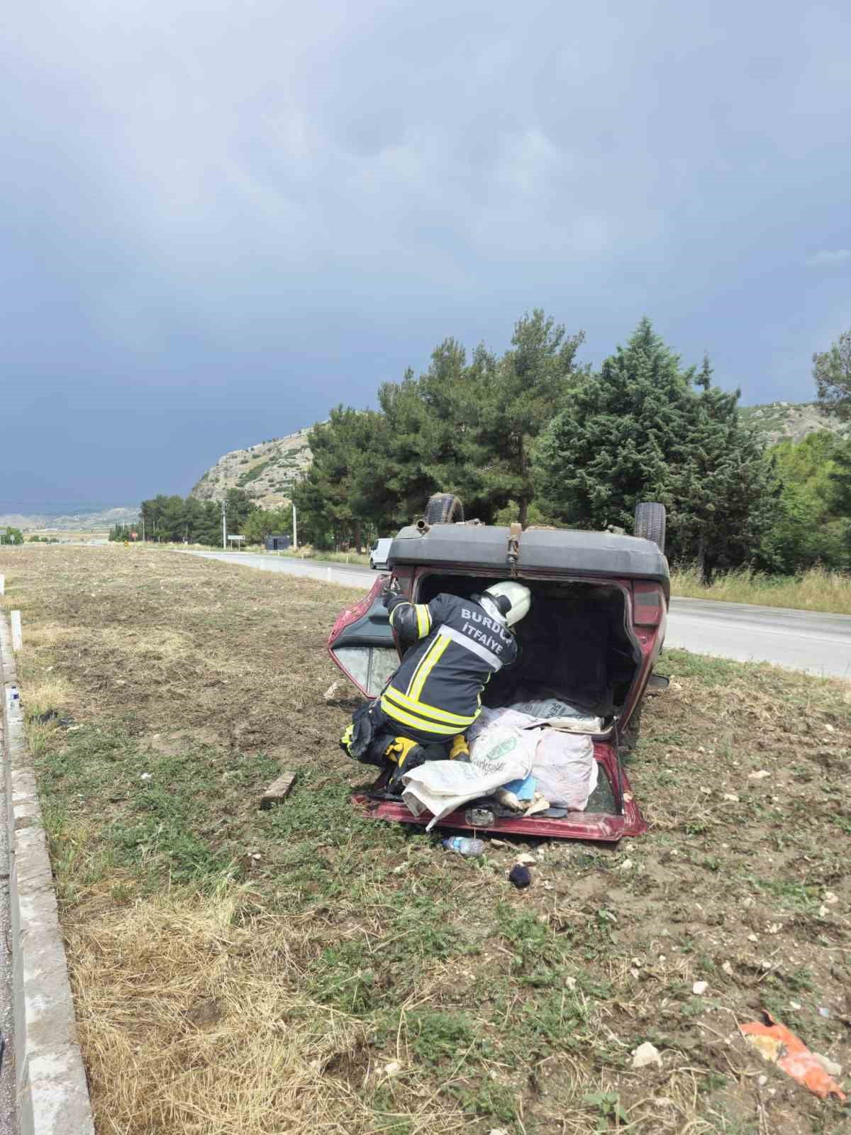 BURDUR'DA SÜRÜCÜSÜNÜN DİREKSİYON HAKİMİYETİNİ KAYBETMESİ SONUCU OTOMOBİLİN TAKLA ATTIĞI KAZADA 2...