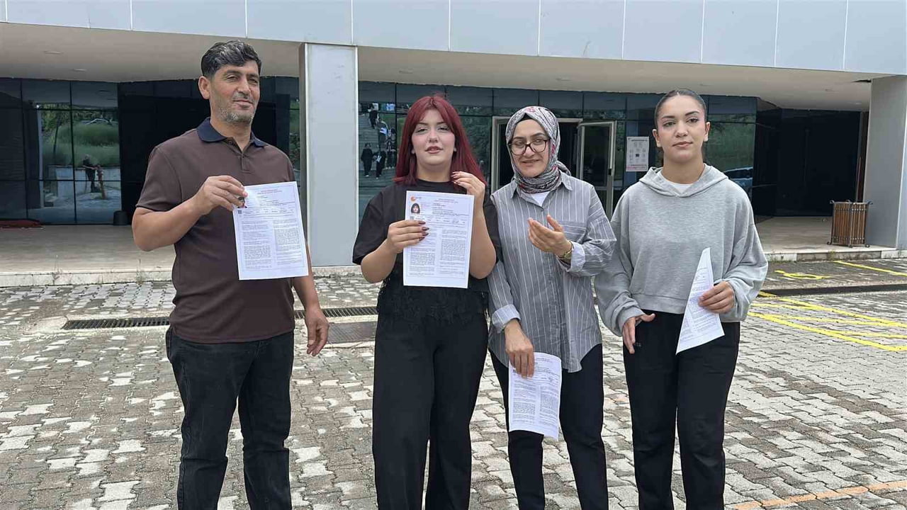 BURDUR'DA YAŞAYAN DAĞISTAN YILMAZ (47), EŞİ AYŞE YILMAZ (37) VE KIZLARI MİZGİN YILMAZ (17) İLE...