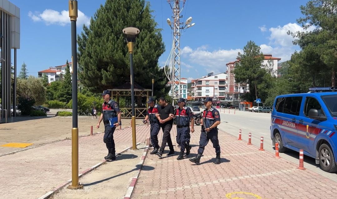 BURDUR'UN BUCAK İLÇESİNDE JANDARMA EKİPLERİ TARAFINDAN UYUŞTURUCU PARTİSİNDE GÖZALTINA ALINAN 1...