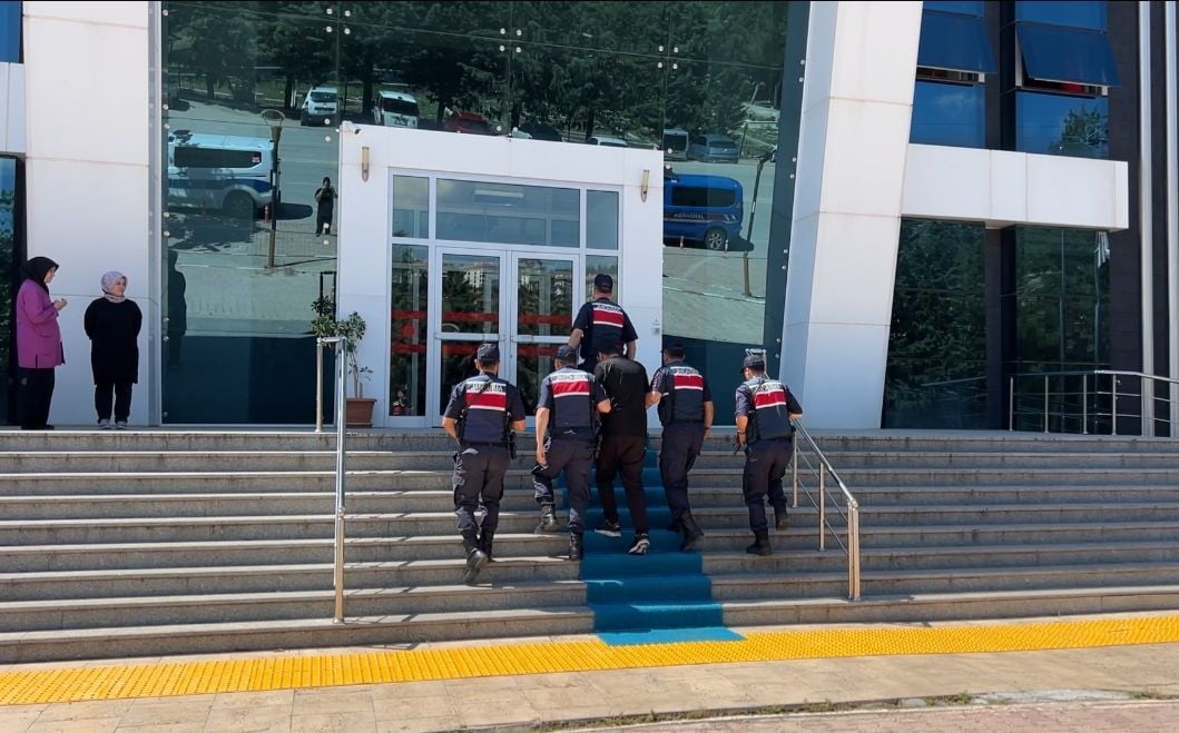 BURDUR'UN BUCAK İLÇESİNDE JANDARMA EKİPLERİ TARAFINDAN UYUŞTURUCU PARTİSİNDE GÖZALTINA ALINAN 1...
