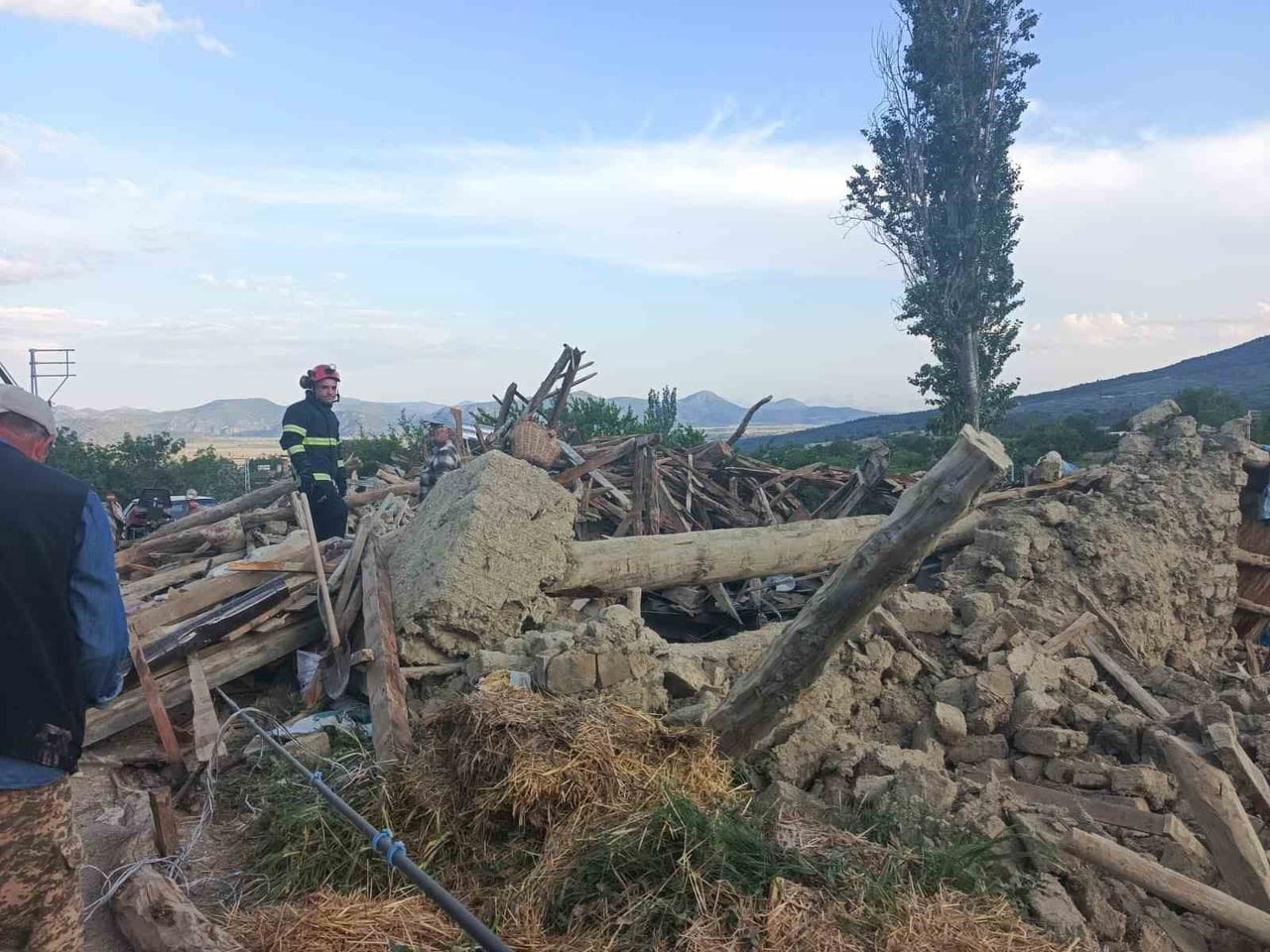 BURDUR'UN BUCAK İLÇESİNE BAĞLI YÜREĞİL KÖYÜNDE MEYDANA GELEN KERPİÇ EV ÇÖKMESİNDE 2 KİŞİ HAFİF...