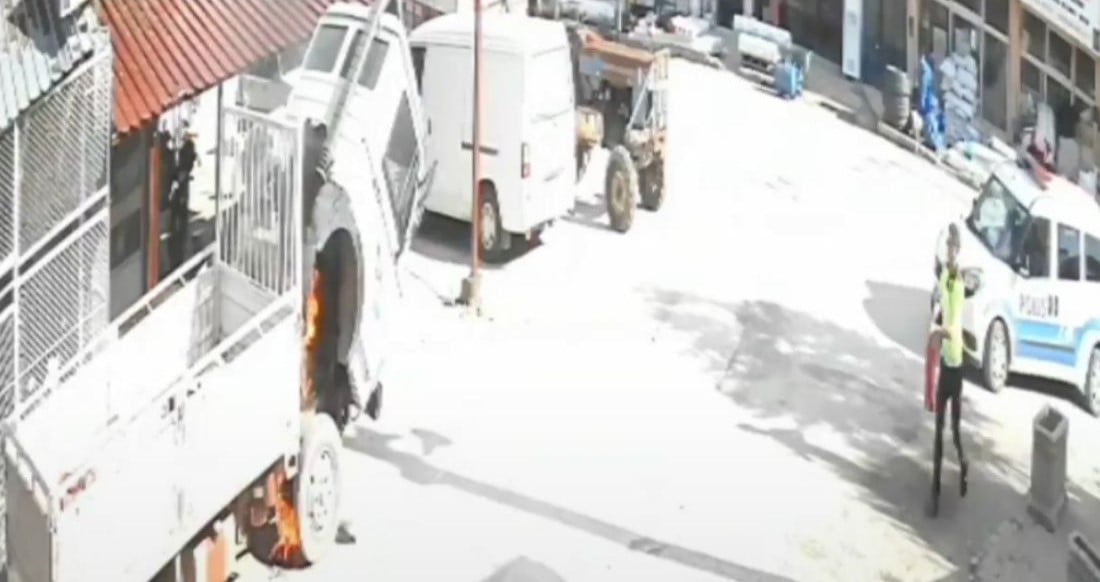 BURDUR'UN TEFENNİ İLÇESİNDE PARK HALİNDE BULUNAN BİR ARAÇTA ÇIKAN YANGIN DEVRİYE GÖREVİNİ SÜRDÜREN...