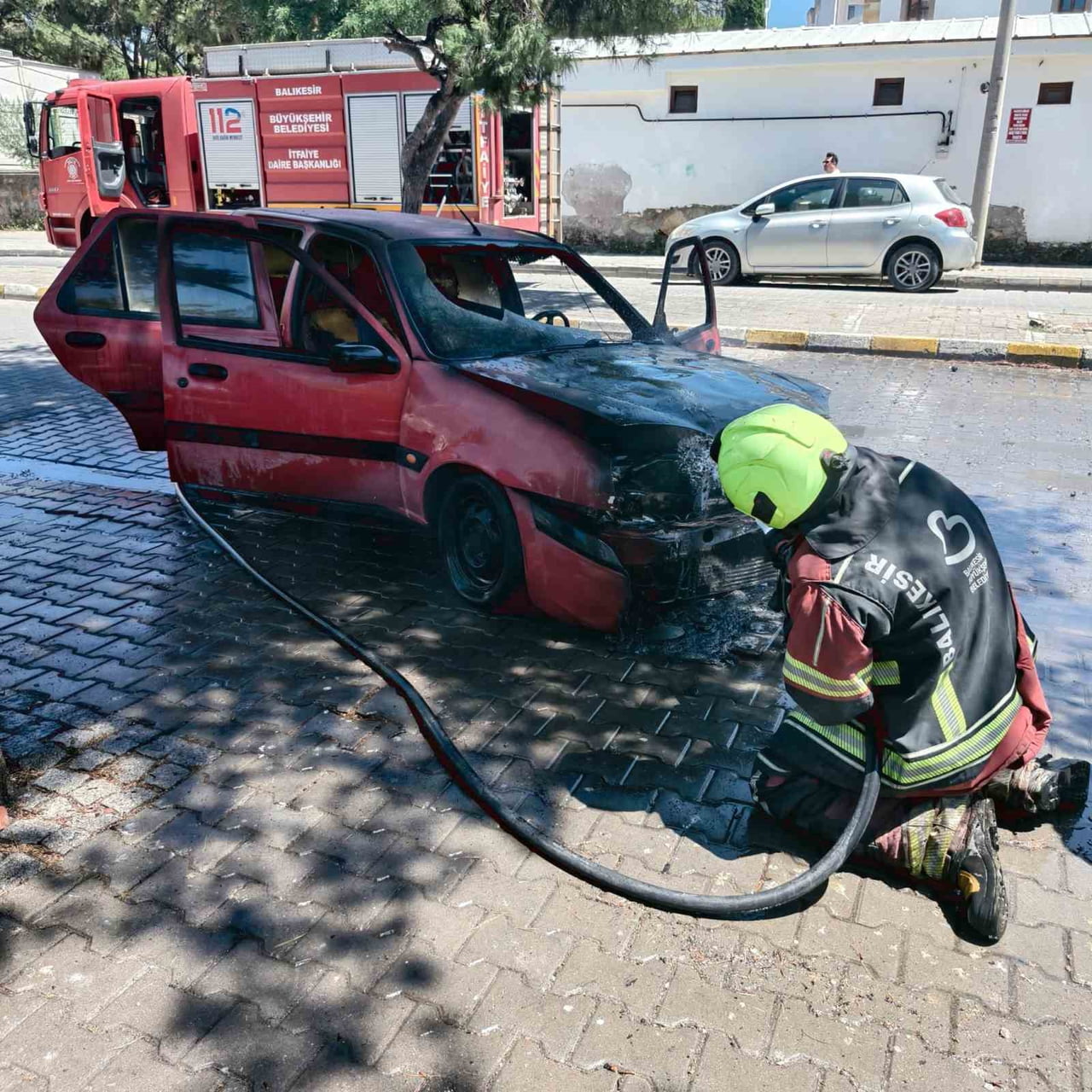 BURHANİYE İLÇESİNDE BİR ARAÇTA ÇIKAN YANGIN, İTFAİYE EKİPLERİNİN HIZLI MÜDAHALESİYLE SÖNDÜRÜLDÜ....