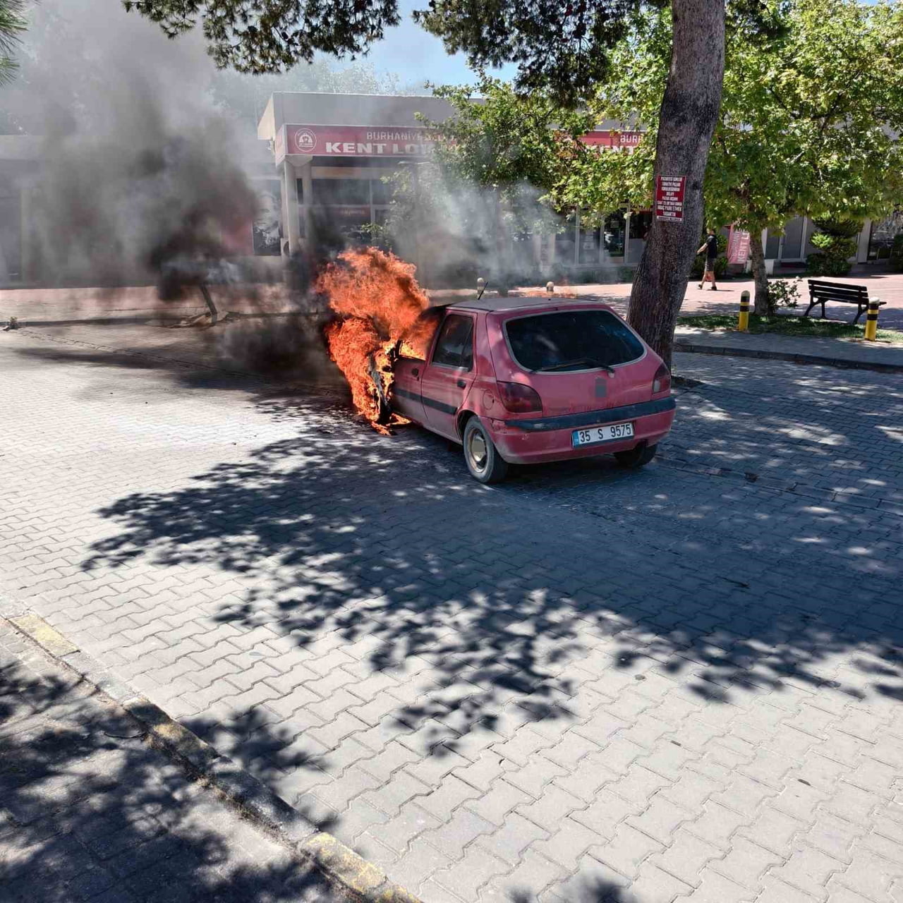 BURHANİYE İLÇESİNDE BİR ARAÇTA ÇIKAN YANGIN, İTFAİYE EKİPLERİNİN HIZLI MÜDAHALESİYLE SÖNDÜRÜLDÜ....