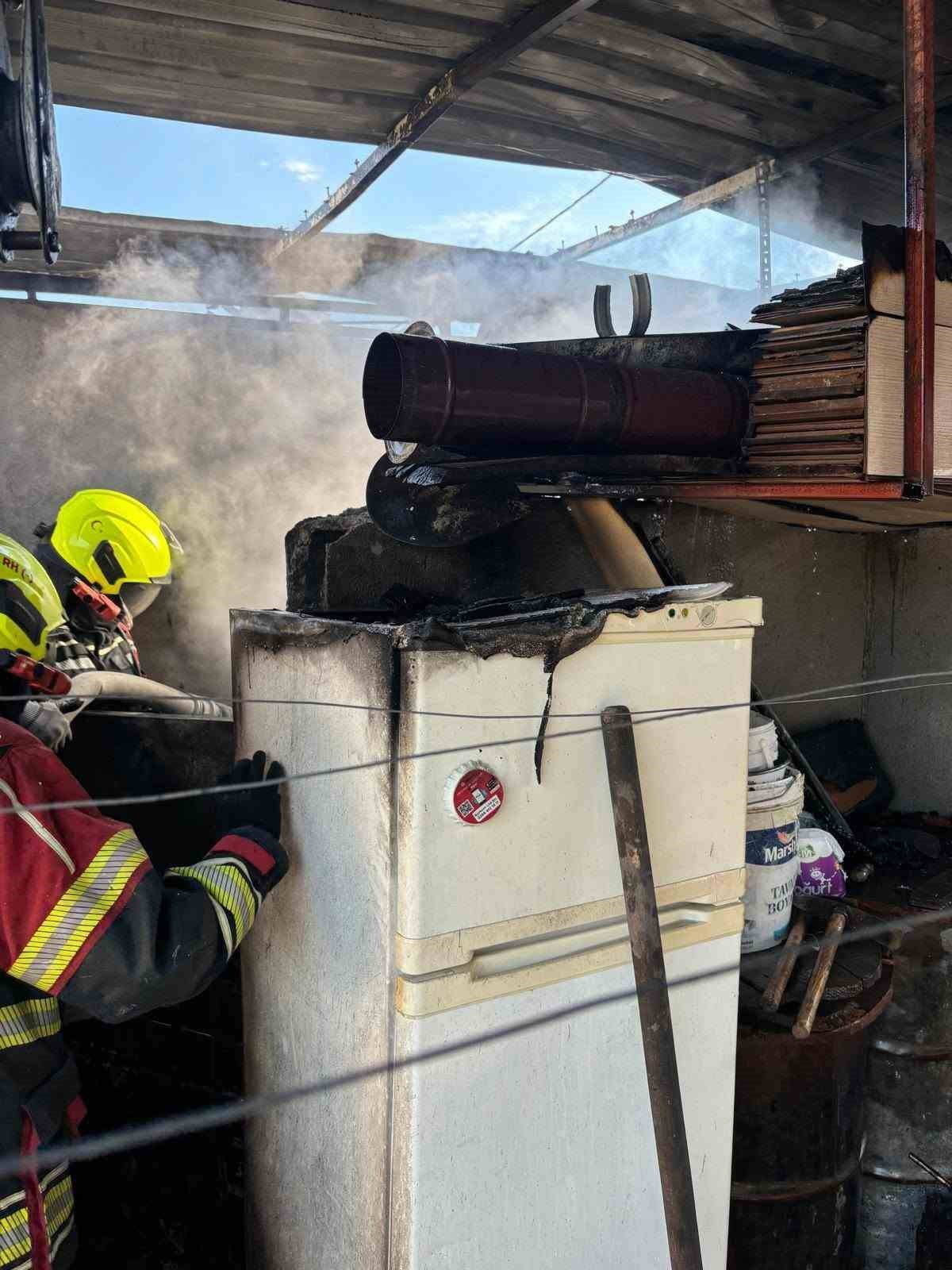 BURHANİYE İLÇESİNDE ODUNLUK OLARAK KULLANILAN BİR DEPODA ÇIKAN YANGIN, MAHALLE SAKİNLERİNE KORKU...