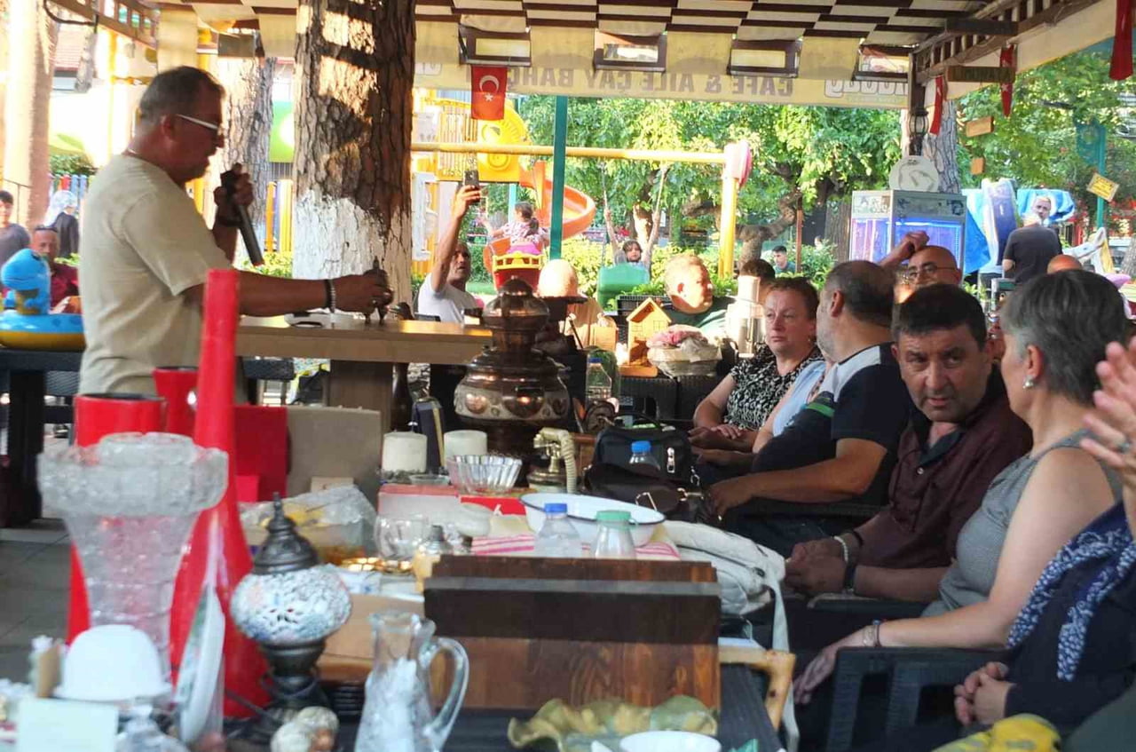 BURHANİYE İLÇESİNDE YER ALAN ŞEHİT TURHAN BAYRAKTAR PARKI'NDA DÜZENLENEN İKİNCİ EL MEZADI, 6...