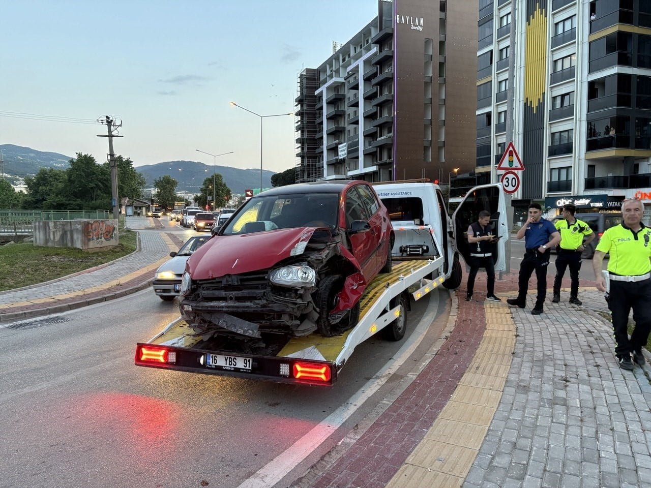 BURSA'DA ARAÇ YOL KENARINDAKİ TABELAYA ÇARPTI, SÜRÜCÜ YARALANDI.