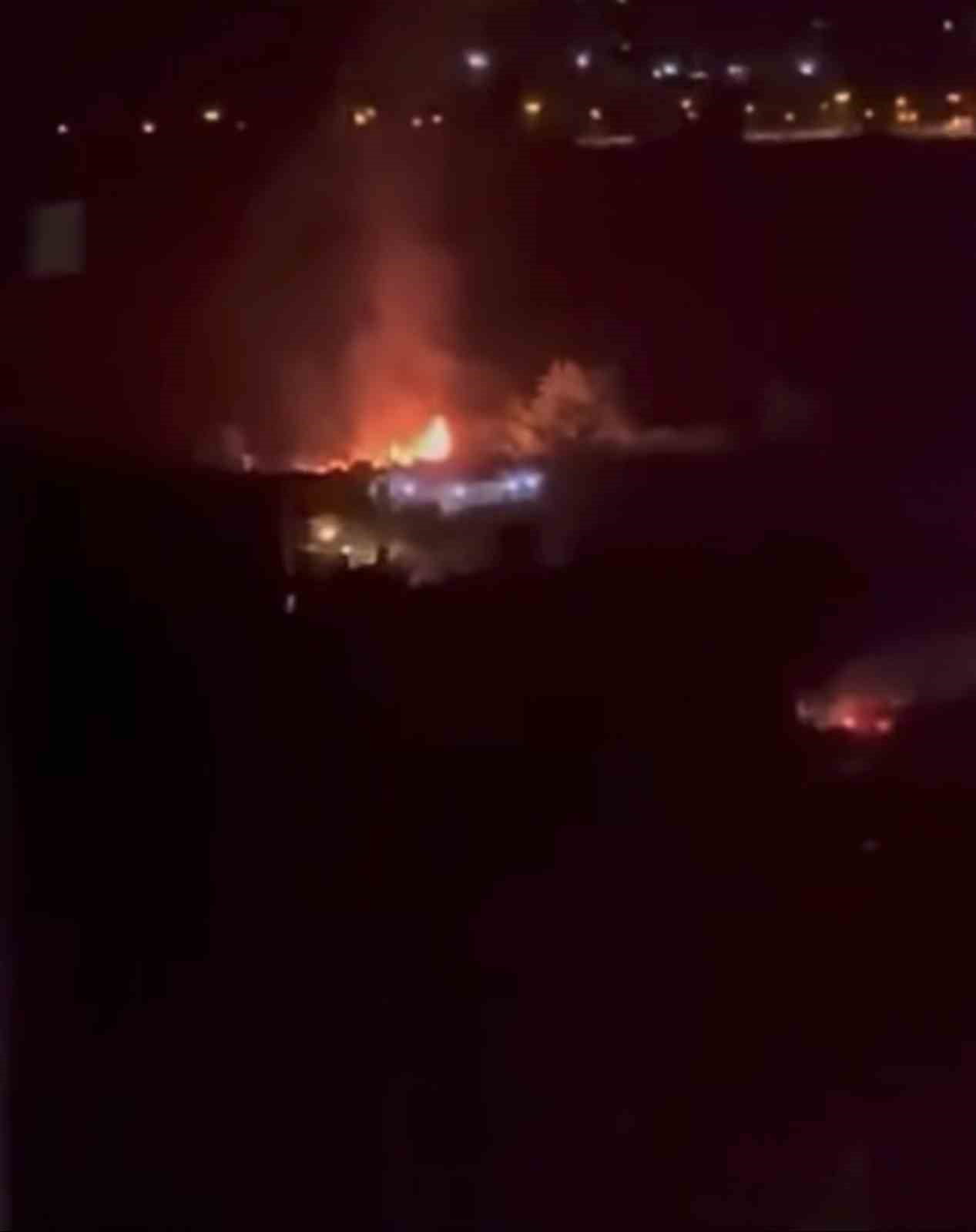 BURSA'DA BİR BAĞ EVİNDE ÇIKAN YANGIN KORKU DOLU ANLARA NEDEN OLURKEN YANGIN, İTFAİYE EKİPLERİNİN...