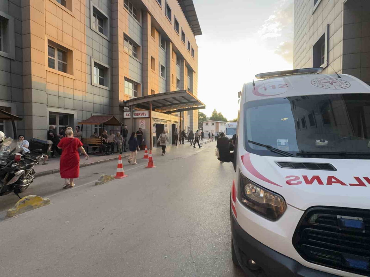 BURSA'DA BİR İŞ YERİNDE ÇIKAN TARTIŞMA SONUCU BİR KİŞİ BACAĞINDAN VURULARAK YARALANDI.