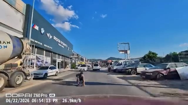 BURSA'DA BİR VATANDAŞ, YOLA DÜŞEN EŞYASINI ALMAK İÇİN AKAN TRAFİKTE TEHLİKELİ ANLARA SEBEP OLDU. O...