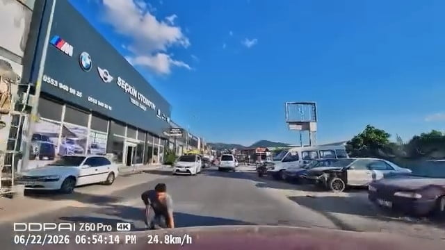 BURSA'DA BİR VATANDAŞ, YOLA DÜŞEN EŞYASINI ALMAK İÇİN AKAN TRAFİKTE TEHLİKELİ ANLARA SEBEP OLDU. O...