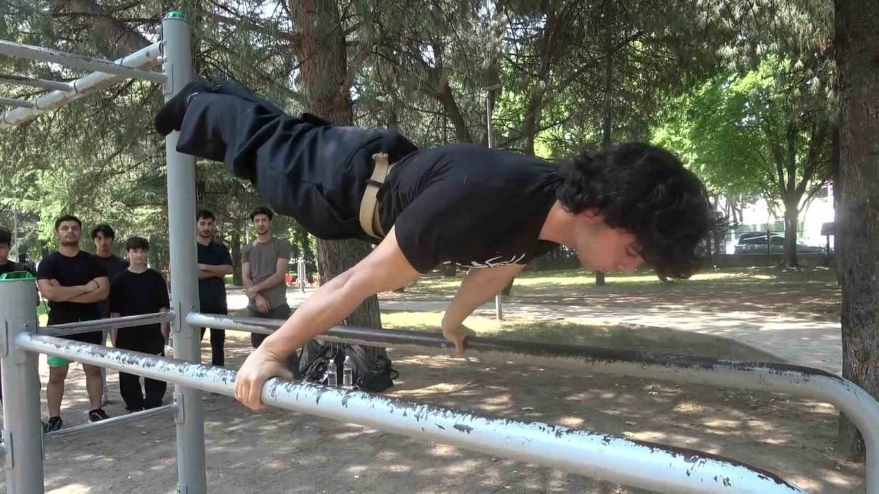 BURSA'DA CALİSTHENİCS (SOKAK ANTRENMANLARI) SPORUYLA İLGİLENEN GENÇLER VE EĞİTMENLER, HEM SPORUN...