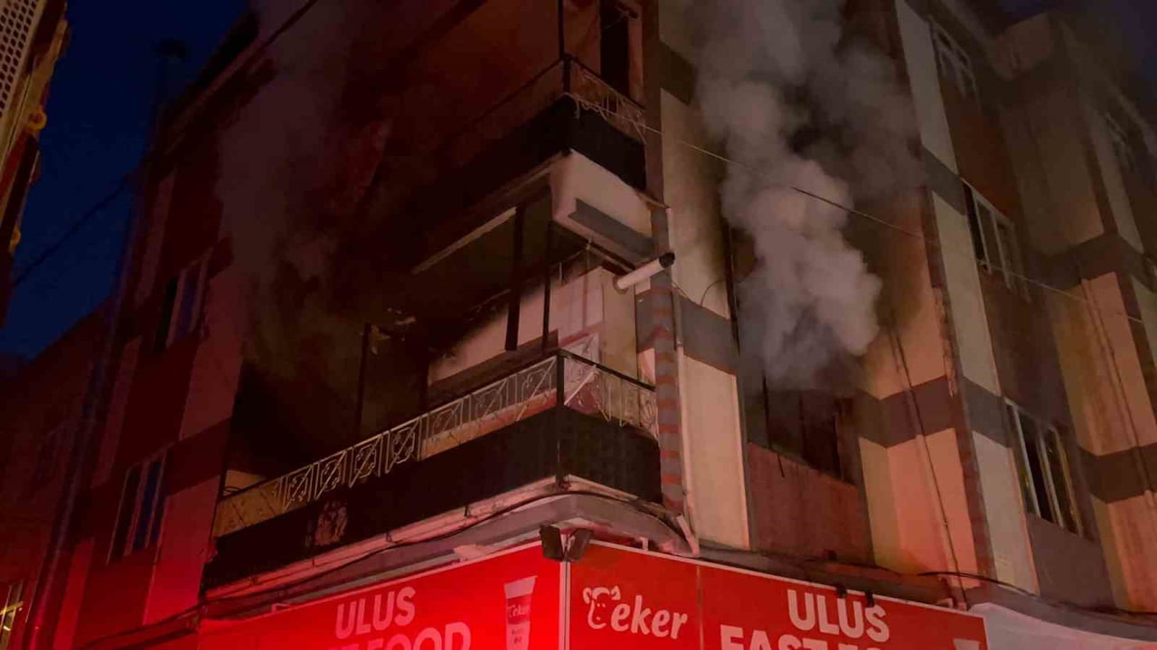 BURSA'DA ELEKTRİKTEN ÇIKTIĞI İDDİA EDİLEN YANGIN, SOKAKTA PANİK YARATTI. YANGINDA ANNE, BABA VE 3...