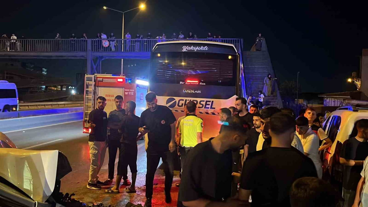BURSA'DA İDDİAYA GÖRE ALKOLLÜ OTOMOBİL SÜRÜCÜSÜ, SEYİR HALİNDEKİ SERVİS OTOBÜSÜNE ARKADAN ÇARPTI....