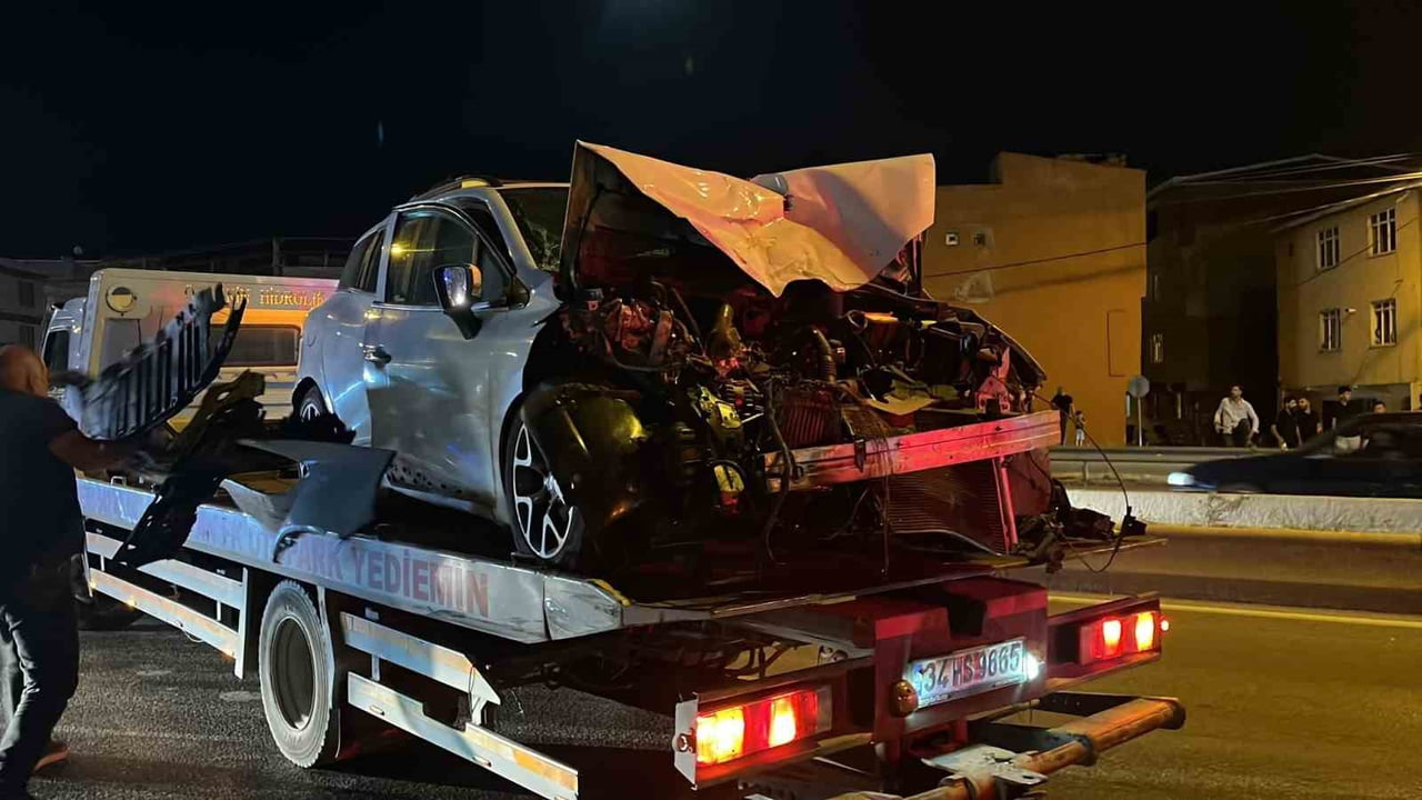 BURSA'DA İDDİAYA GÖRE ALKOLLÜ OTOMOBİL SÜRÜCÜSÜ, SEYİR HALİNDEKİ SERVİS OTOBÜSÜNE ARKADAN ÇARPTI....