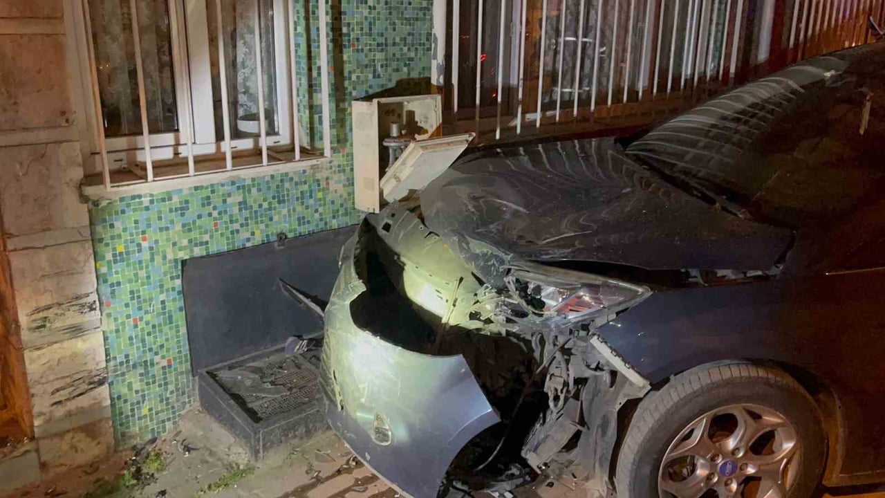 BURSA'DA İDDİAYA GÖRE ALKOLLÜ SÜRÜCÜ, DİREKSİYON HAKİMİYETİNİ KAYBEDİP KALDIRIMDA PARK HALİNDEKİ...