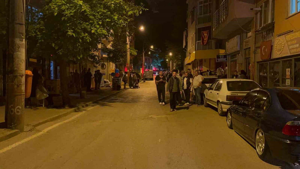 BURSA'DA İDDİAYA GÖRE ALKOLLÜ SÜRÜCÜ, DİREKSİYON HAKİMİYETİNİ KAYBEDİP KALDIRIMDA PARK HALİNDEKİ...