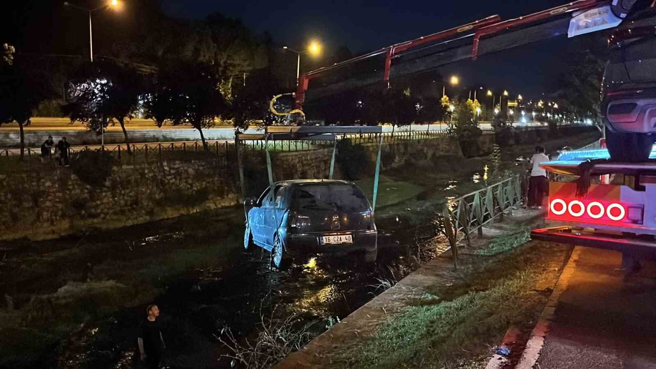 BURSA'DA İDDİAYA GÖRE MAKAS ATARAK İLERLEYEN OTOMOBİL, BAŞKA BİR OTOMOBİL İLE BERABER DEREYE UÇTU....