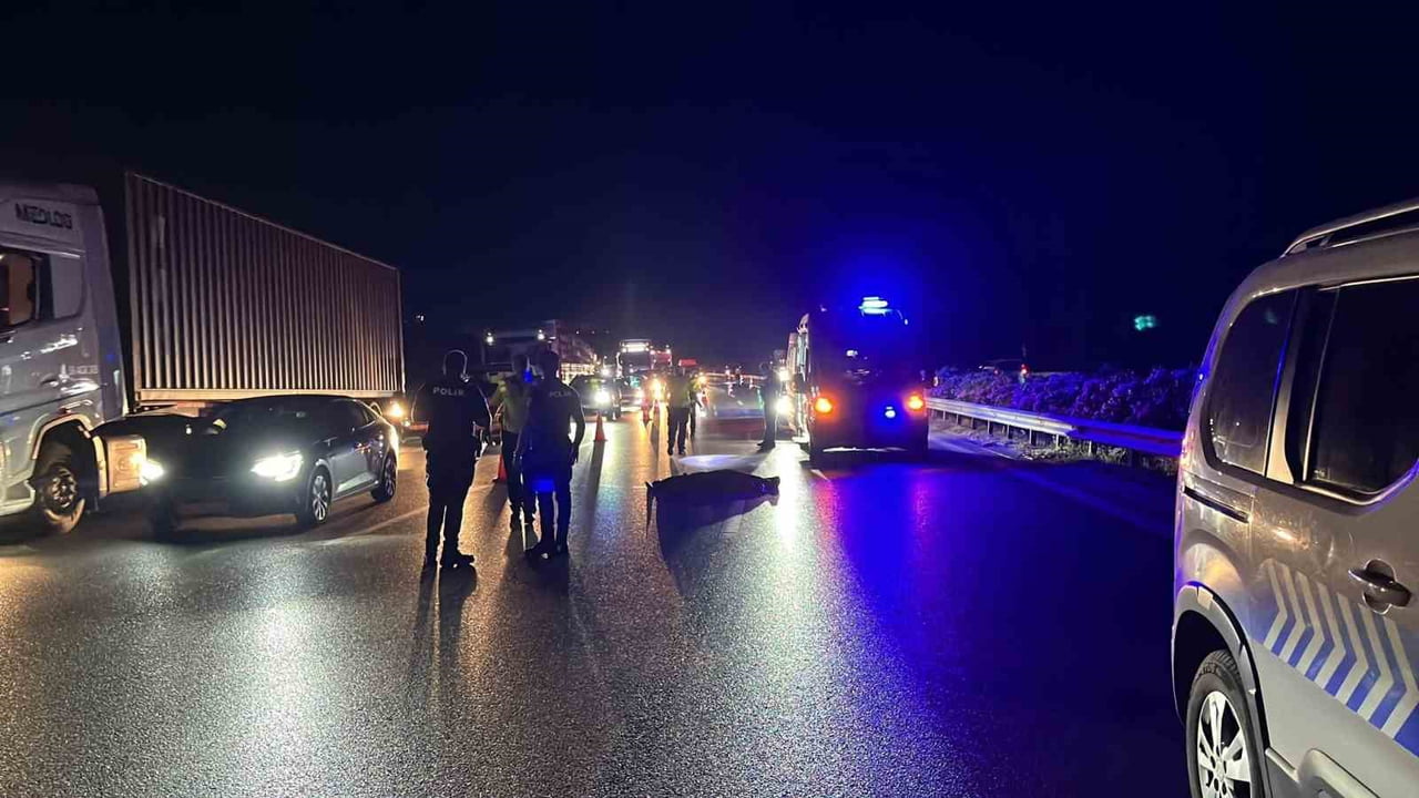 BURSA'DA İDDİAYA GÖRE OTOBANDA KARŞIDAN KARŞIYA GEÇMEYE ÇALIŞAN ŞAHSA, SEYİR HALİNDEKİ TIR ÇARPTI....