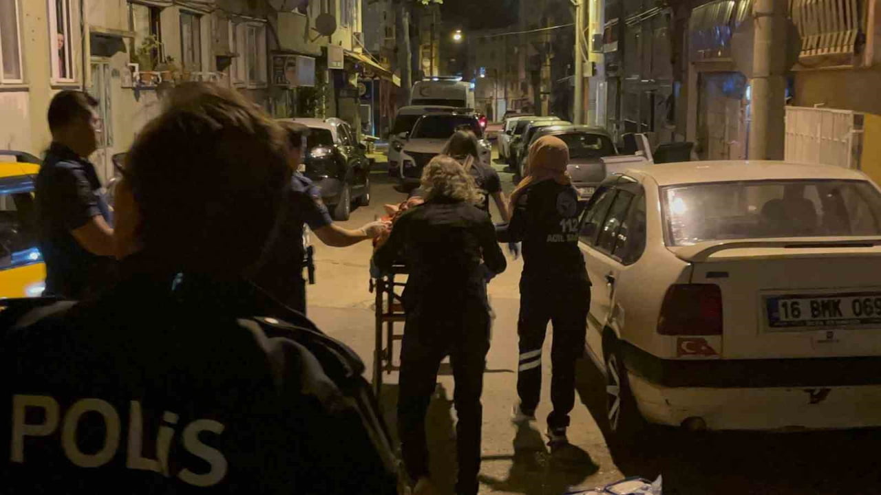 BURSA'DA İDDİAYA GÖRE PSİKOLOJİK SORUNLARI OLAN ADAM, ÖNCE AYNI EVDE YAŞADIĞI ANNESİNİ BIÇAKLA...