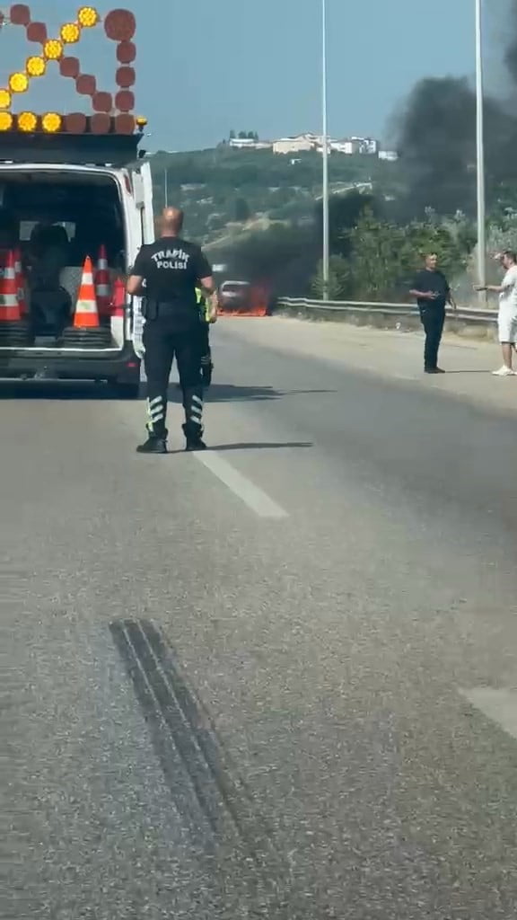 BURSA'DA İDDİAYA GÖRE SEYİR HALİNDEYKEN MOTOR KISMINDAN ALEV ALAN OTOMOBİL KISA SÜREDE YANARAK...