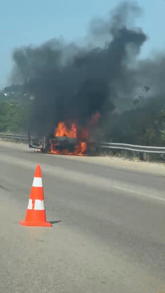 BURSA'DA İDDİAYA GÖRE SEYİR HALİNDEYKEN MOTOR KISMINDAN ALEV ALAN OTOMOBİL KISA SÜREDE YANARAK...