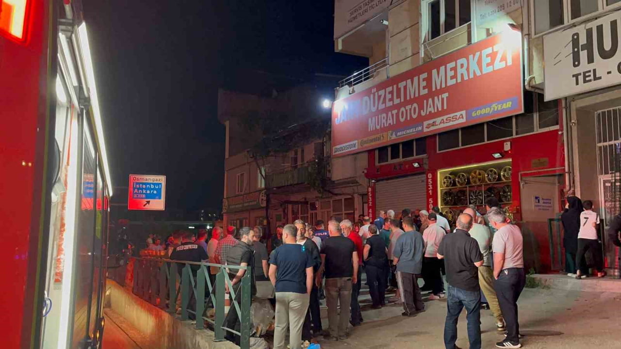 BURSA'DA İKİ KATLI EVİN İKİNCİ KATINDA ÇIKAN YANGIN, PANİĞE SEBEP OLDU. KISA SÜREDE BÜYÜYEN...
