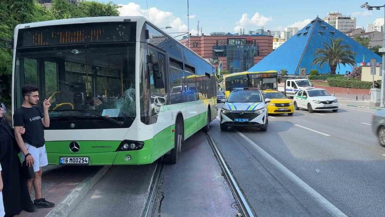 BURSA'DA KARŞIDAN KARŞIYA GEÇMEYE ÇALIŞAN KADIN İLE BEBEĞİNE HALK OTOBÜSÜNÜN ÇARPMASI SONUCU ANNE...