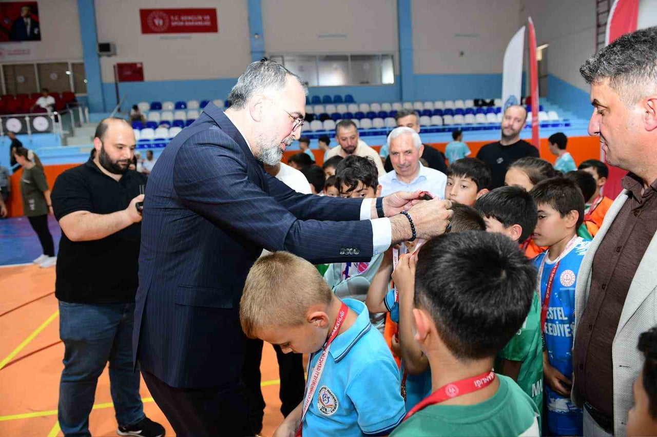 BURSA'DA KESTEL BELEDİYESİ’NİN SPORA VE GENÇLİĞE YÖNELİK DESTEKLERİ ARALIKSIZ SÜRÜYOR.  BUNA GÖRE...