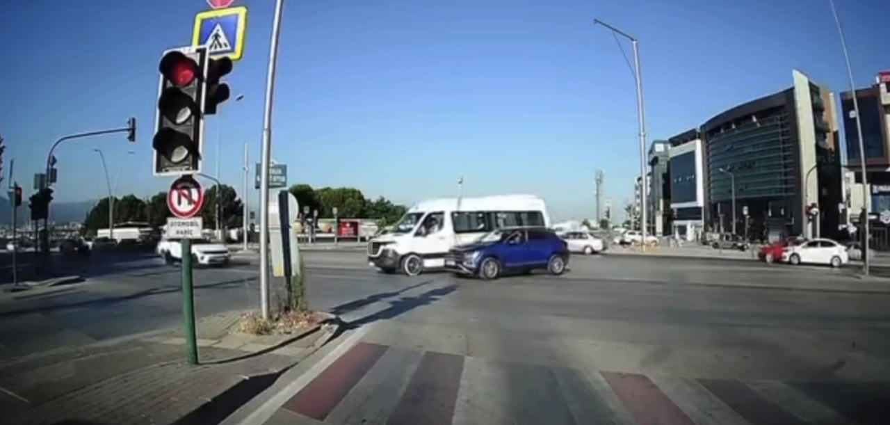 BURSA'DA KIRMIZI IŞIK İHLALİ YAPTIĞI İDDİA EDİLEN OTOMOBİL, KAVŞAKTA SEYREDEN BAŞKA BİR OTOMOBİLE...