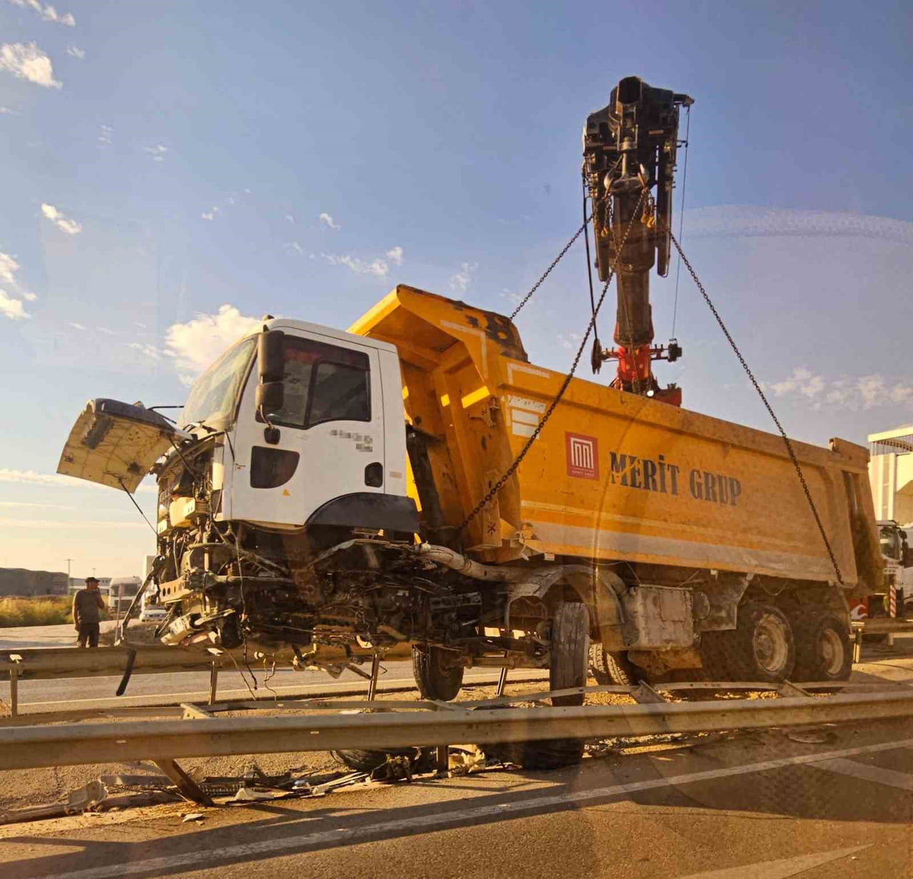 BURSA'DA KONTROLDEN ÇIKAN HAFRİYAT KAMYONU REFÜJE ÇARPTI, BURSA-KARACABEY KARA YOLUNDA TRAFİK...