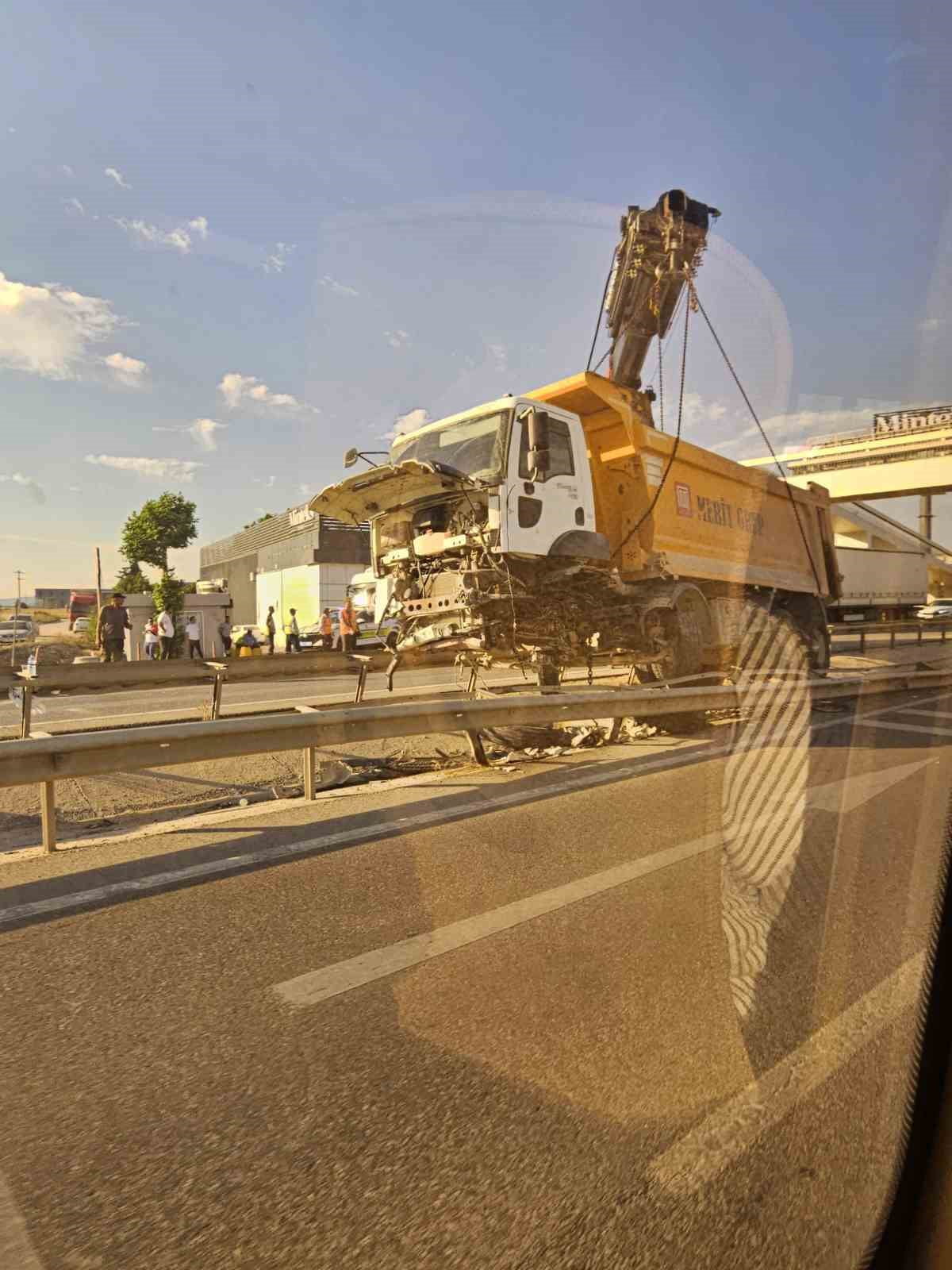 BURSA'DA KONTROLDEN ÇIKAN HAFRİYAT KAMYONU REFÜJE ÇARPTI, BURSA-KARACABEY KARA YOLUNDA TRAFİK...