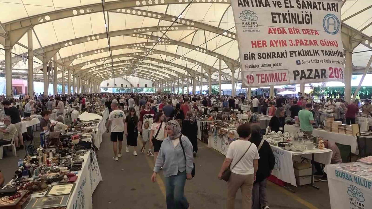 BURSA'DA KURULAN AGORA ANTİKA PAZARI, TÜRKİYE'NİN BİRÇOK İLİNDEN ANTİKACI VE KOLEKSİYONERLERİ BİR...