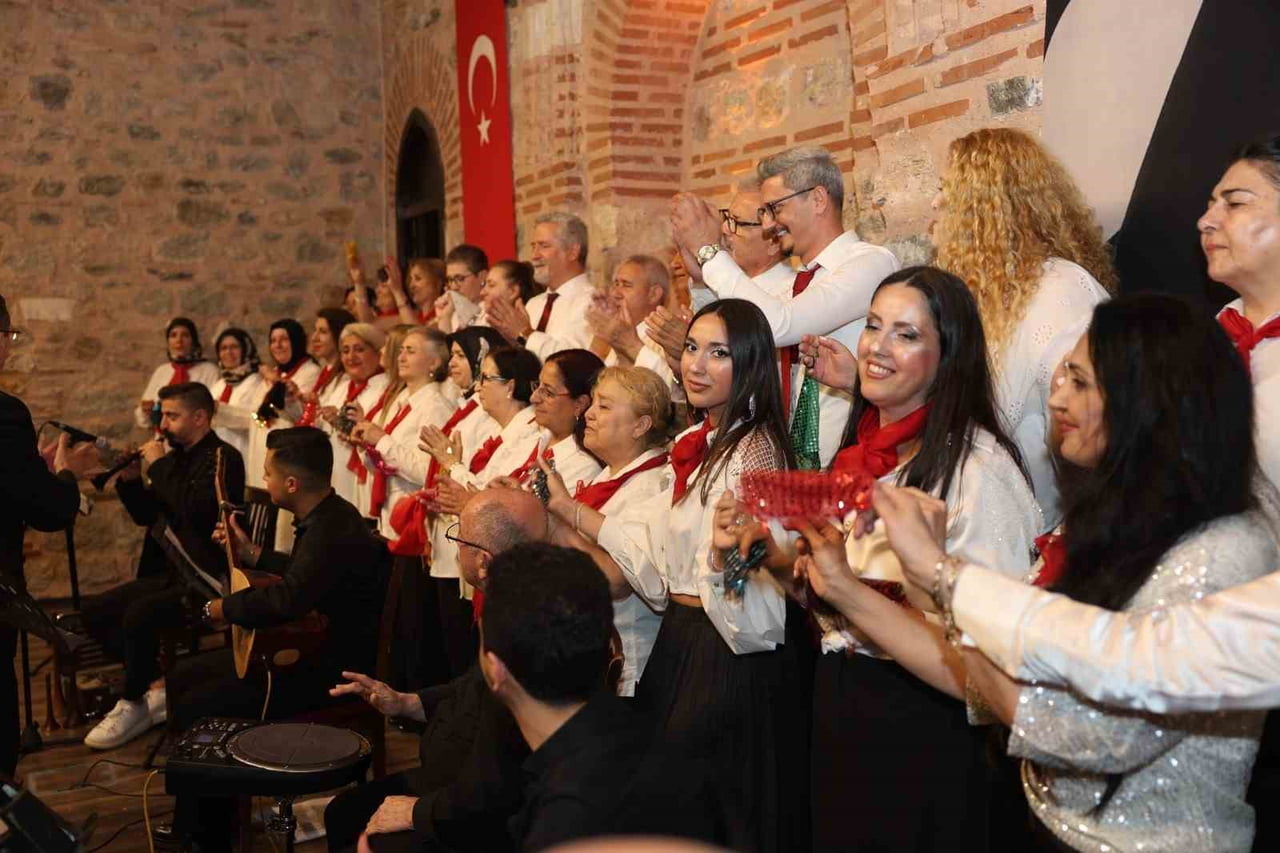 BURSA'DA OSMANGAZİ BELEDİYESİ TÜRK HALK MÜZİĞİ TOPLULUĞU, DÖNEM SONU KONSERİNDE BURSALI...