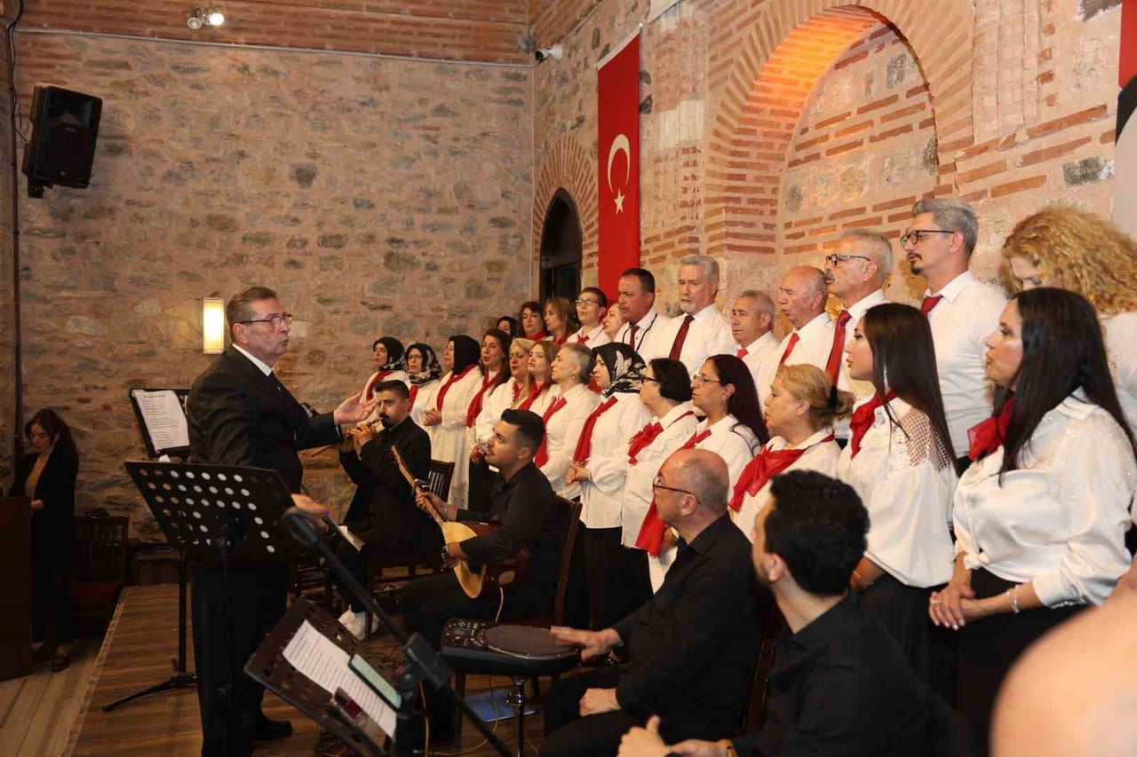 BURSA'DA OSMANGAZİ BELEDİYESİ TÜRK HALK MÜZİĞİ TOPLULUĞU, DÖNEM SONU KONSERİNDE BURSALI...