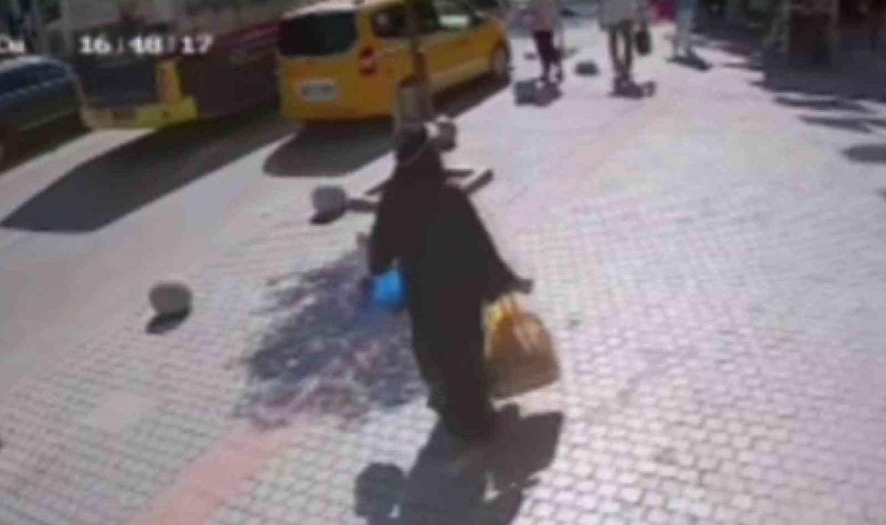 BURSA'DA OTOBÜSE BİNMEK İSTERKEN TAKSİNİN ALTINDA KALAN KADIN. BİR SÜRE SÜRÜKLENEN KADIN...