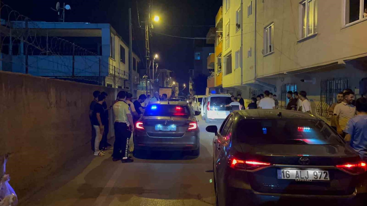 BURSA'DA POLİS EKİPLERİNİN 'DUR' İHTARINA UYMAYARAK KAÇAN EHLİYETSİZ SÜRÜCÜ, SOKAK ARALARINDA...