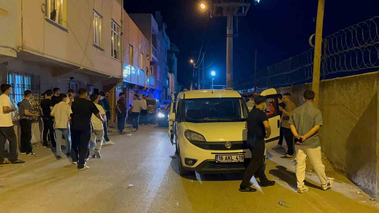 BURSA'DA POLİS EKİPLERİNİN 'DUR' İHTARINA UYMAYARAK KAÇAN EHLİYETSİZ SÜRÜCÜ, SOKAK ARALARINDA...