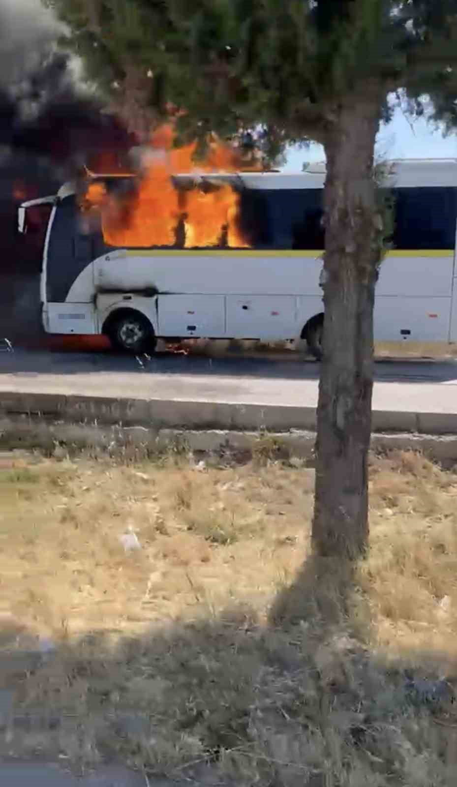 BURSA'DA SEYİR HALİNDEKİ SERVİS OTOBÜSÜ, MOTOR BÖLÜMÜNDE ÇIKAN YANGIN SONUCU ALEVLERE TESLİM OLDU....