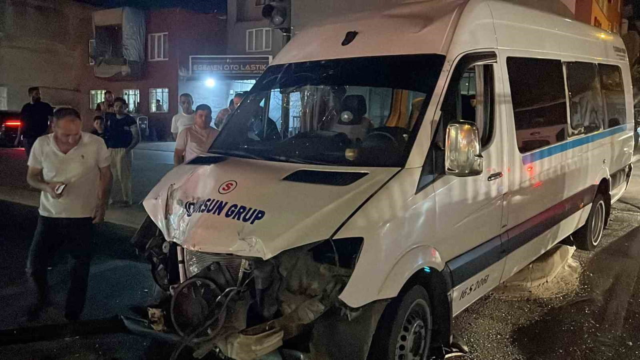 BURSA'DA SEYİR HALİNDEYKEN DİREKSİYON HAKİMİYETİNİ KAYBEDEN SERVİS ARACI REFÜJE ÇIKTI. YAŞANAN...