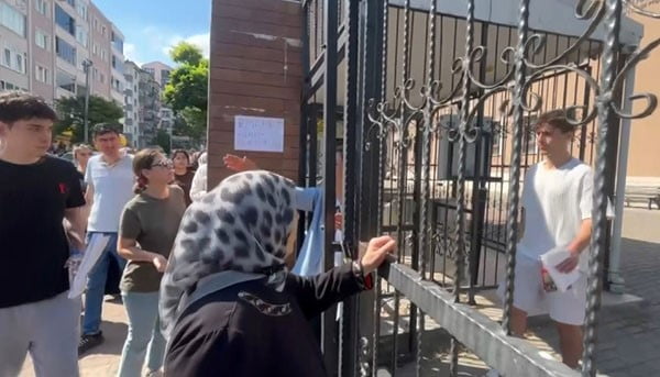 BURSA'DA SINAVA GELİRKEN KİMLİĞİNİ DÜŞÜRÜP KAYBEDEN BİR ÖĞRENCİ, SINAVA GİREMEDİ.