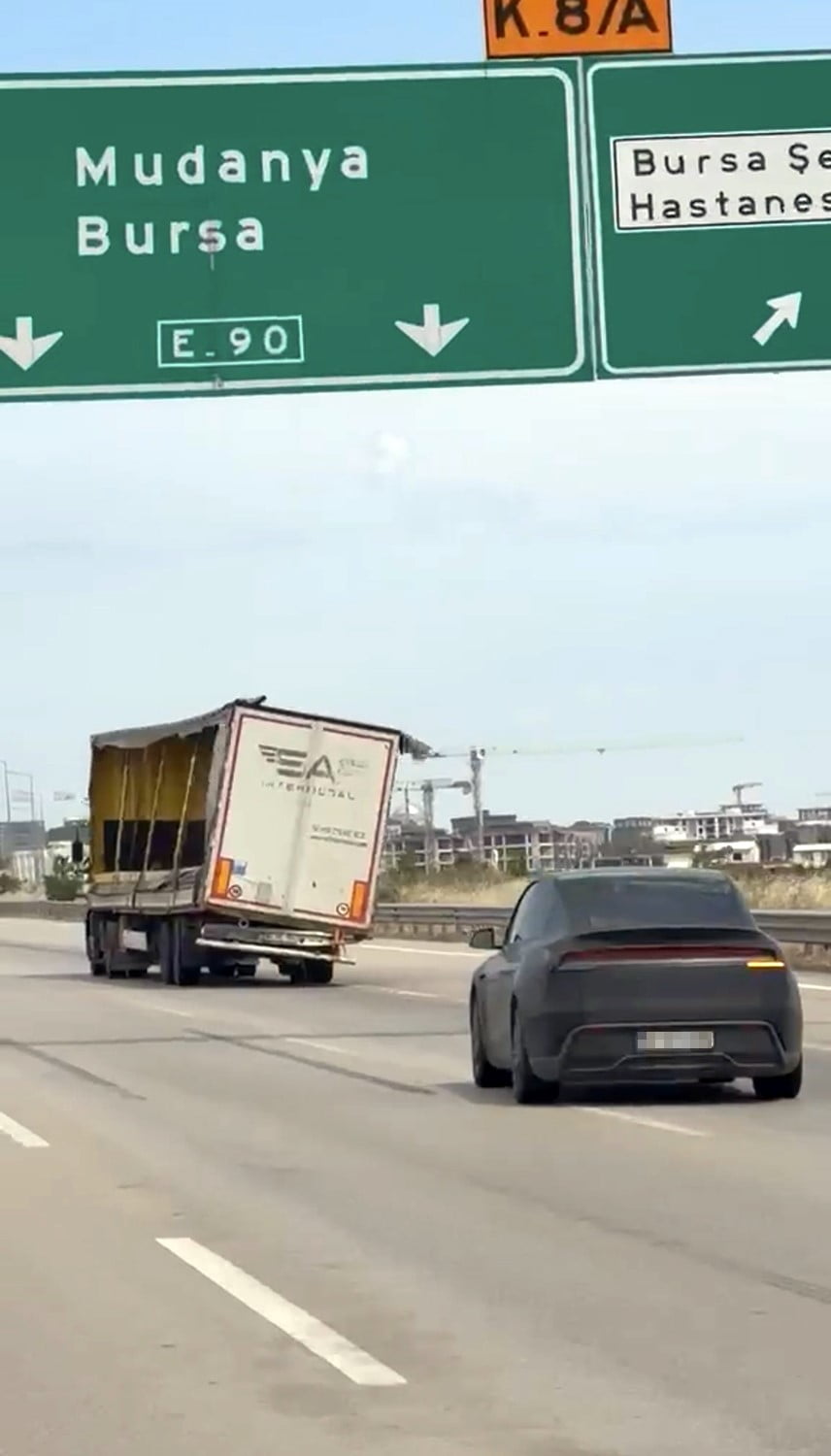 BURSA'DA TRAFİKTE İLERLEYEN BİR TIRIN YANA YATMIŞ ŞEKİLDE SEYREDEN DORSESİ, GÖRENLERİ HAYRETE...